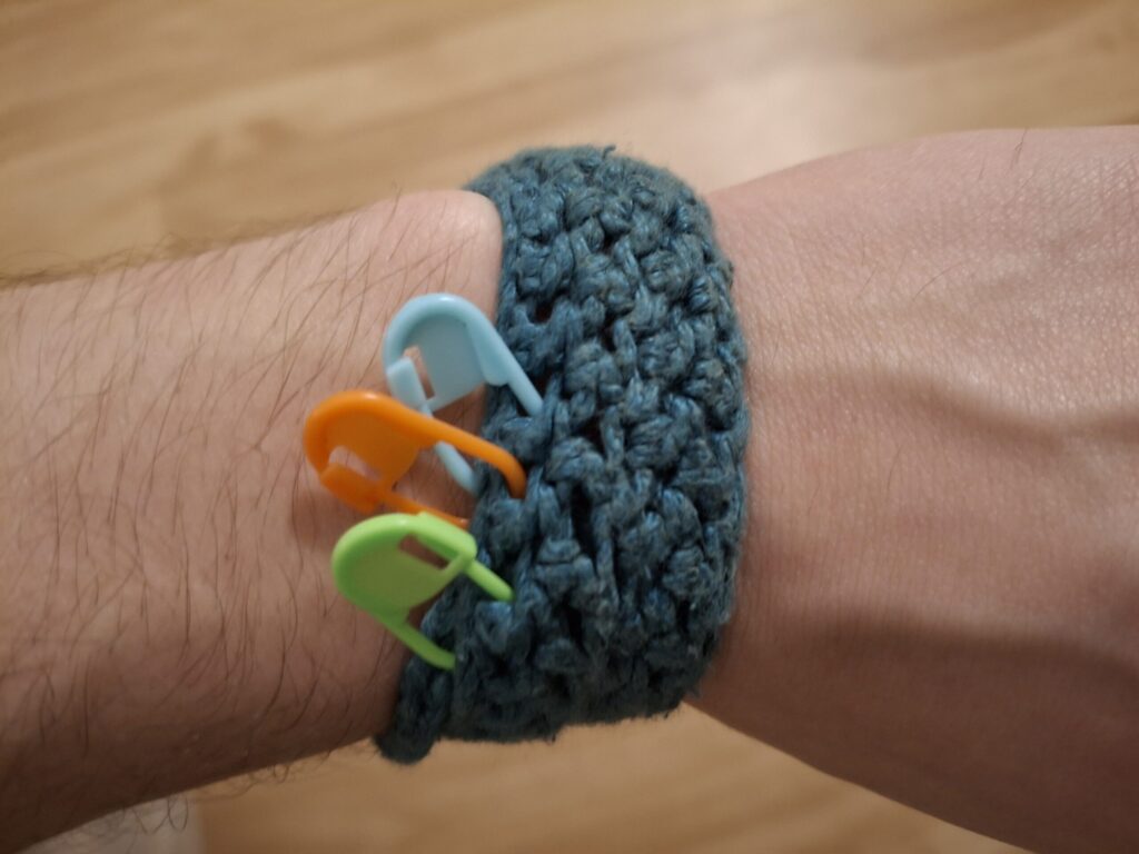 Fidget bracelet with stitch markers